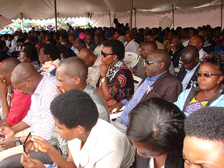 Abaturage bitabiriye umuhango wo gushyingura ku rwibutso rwa Rusiga.