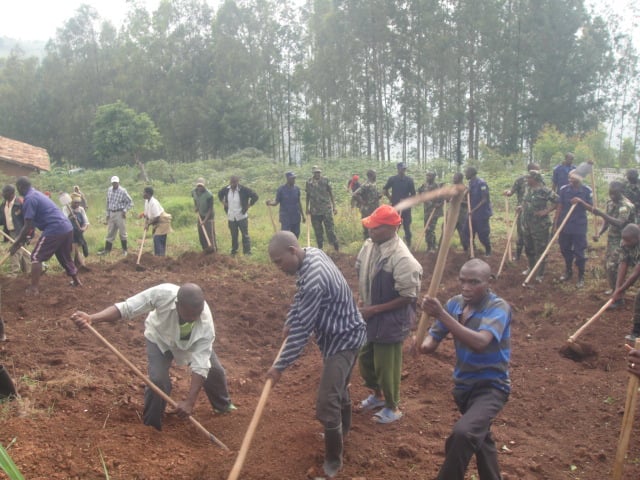 Abaturage bo mu cyaro nibo bitabira umuganda kurusha abandi.