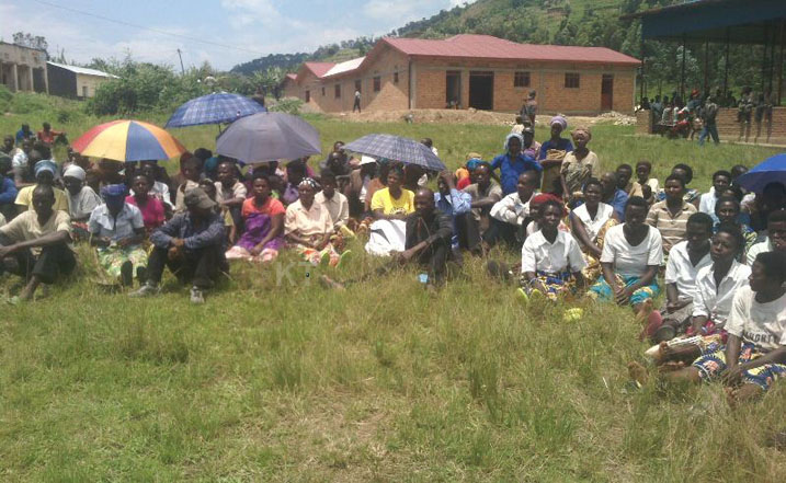 Abaturage bo mu murenge wa Bwishyura mu gikorwa cyo gukangurirwa kwizigamira