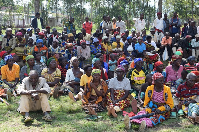 Abaturage bo mu murenge wa Gacaca basabwe kudasimbuka inzego z'ubuyobozi