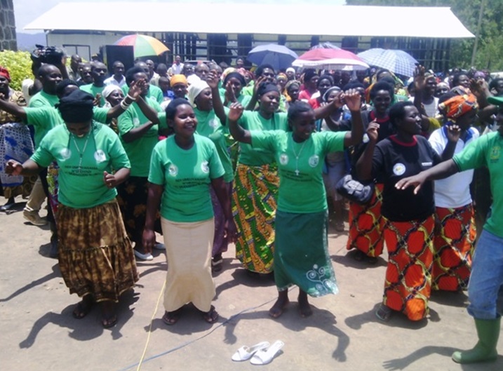 Abaturage bo mu Murenge wa Muko bacinya akadiho.