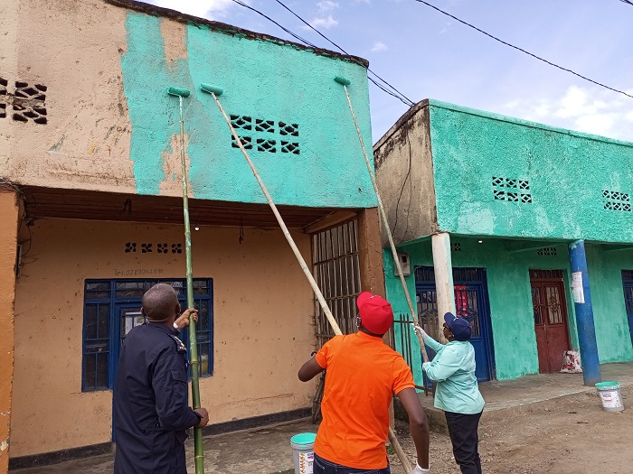 Guverineri w'Intara y'Amajyaruguru Nyirarugero(wambaye ingofero y'ibara ry'ubururu)wari kumwe n'Umuyobozi wa Polisi mu Ntara y'Amajyaruguru CSP Francis Muheto na Mayor Ramuli bafatanyije gusiga inzu z'abaturage