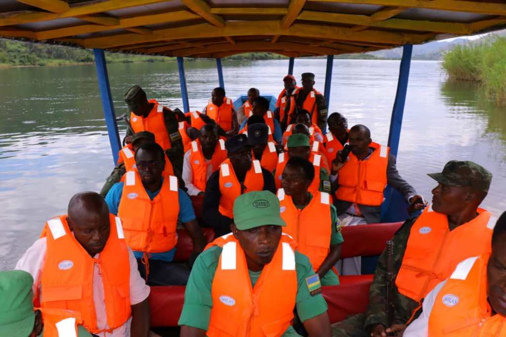 Abaturage n'abayobozi bagendeye muri ubu bwato bagerageza kureba imikorere yabwo