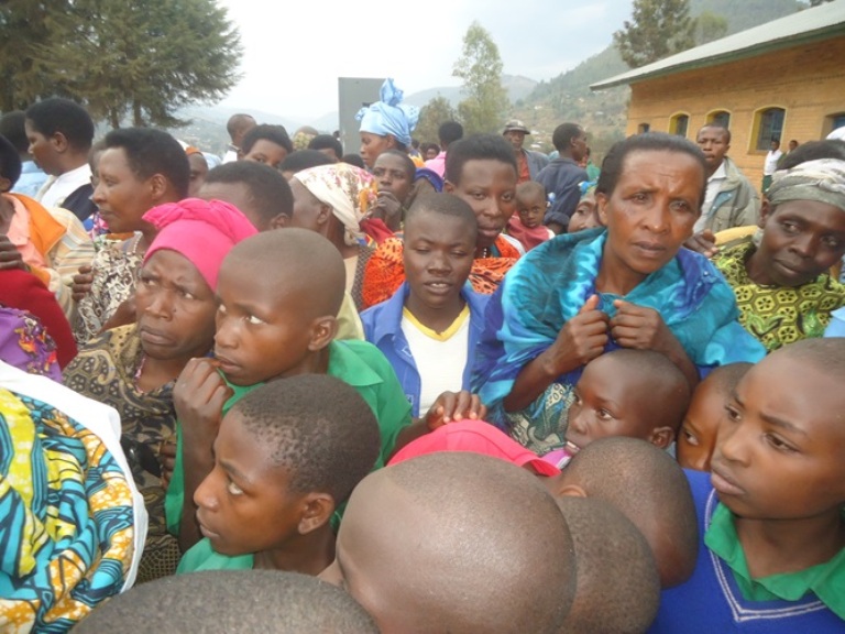 Abaturage nabo batangajwe n'uburyo umwana yakuwe Uganda akagezwa mu Rwanda ku buryo bwihuse