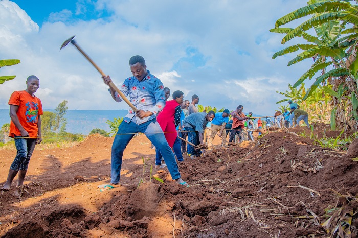 Abaturage ni bamwe mu bagize uruhare mu gucukura inzira z'amazi