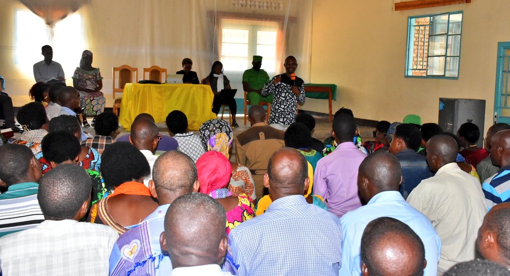 Abaturage bakennye cyane bahujwe n'ibigo bitanga akazi ngo batangire kwikura mu bukene