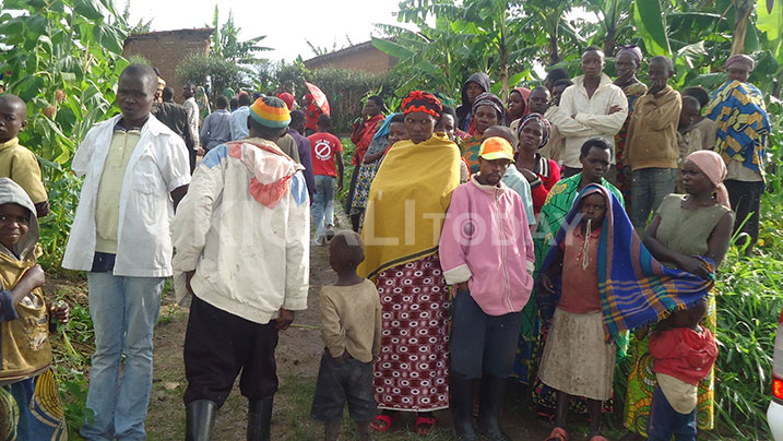 Abaturanyi bari bahuruye baje kureba ibyabaye.