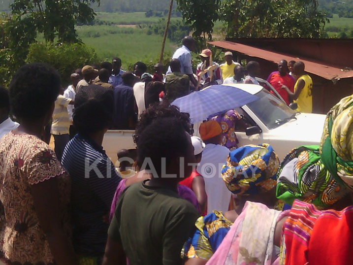 Abaturanyi bagawe ko batatanze amakuru kuri uwo muryango utaritaga ku bana dore ko ngo bari basanzwe babasiga mu nzu bonyine bakigira mu kabari.