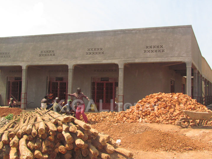 Abaturiye agakiriro batangiye kubaka amazu y'ubucuruzi hafi y'agakiriro bitegura abaguzi bazajya bahajya bagana agakiriro.