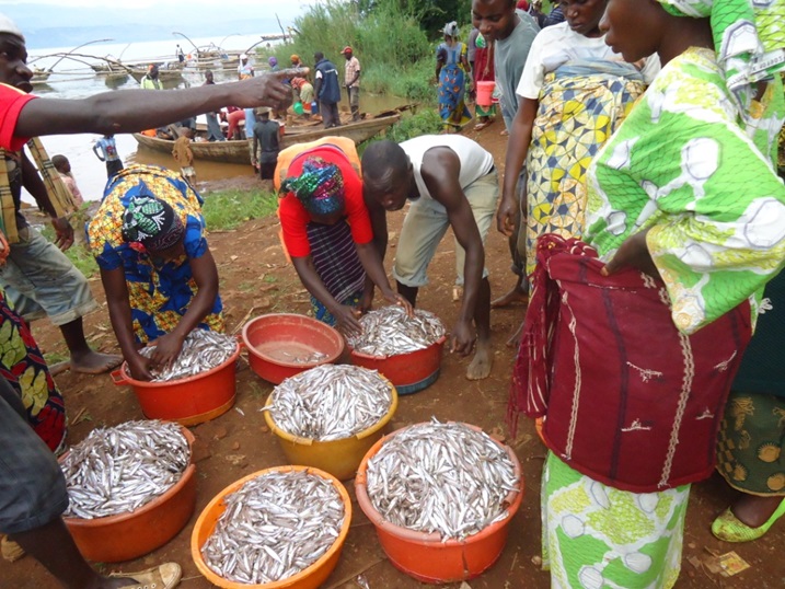 Abaturiye ikiyaga ngo biteje imbere kubera ubucuruzi bw'isambaza.