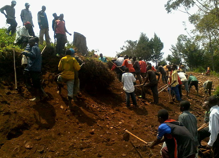 Abatuye Mukomacara basije ikibanza kizubakwamo Poste de Santé.