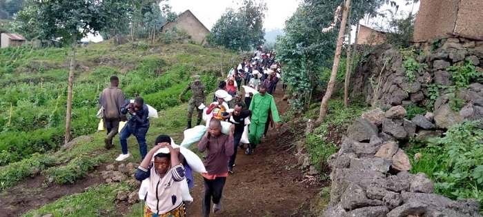 Abatuye Mudende batangiye bubakira abasigajwe inyuma n'amateka