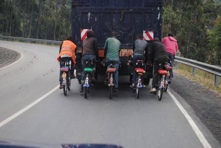 Polisi yihanangiriza abatwara amagare bagenda bafashe inyuma ku modoka ahantu hazamuka