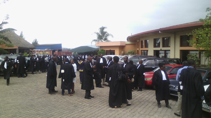 Abavoka binjiye mu cyumba cy