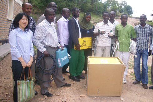 Abahawe ibikoresho bahise bajya kubibyaza umusaruro.