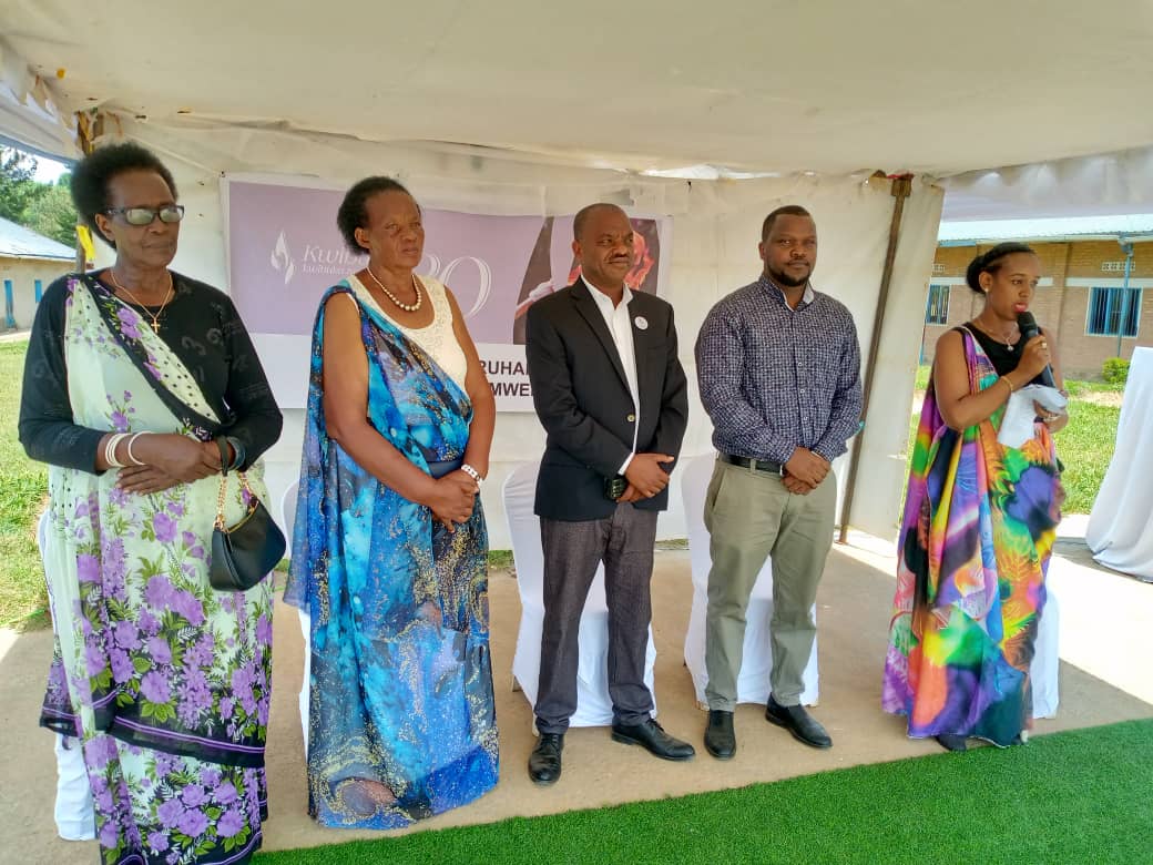 Abatanze ibiganiro, ari bo Uwambaye Victoria, Nyinawabayiro Marie, Karangwa Alex, Gakire Dieudonne, Umuhuza w'ikiganiro akaba ari Mugeni Cecile