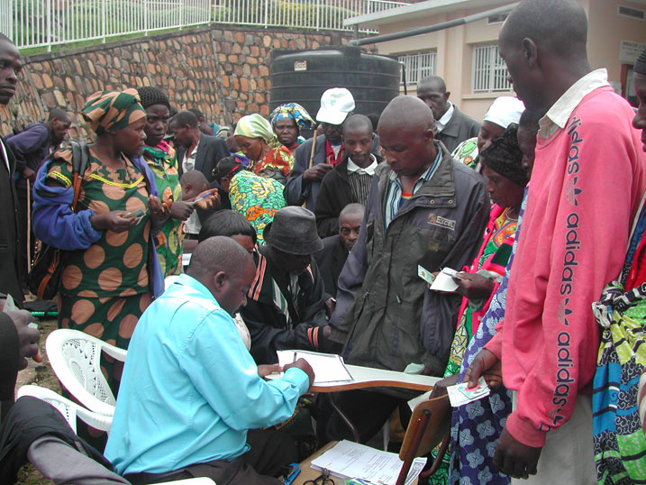 Abavuzi gakondo bavuga ko babangamiwe no guhora bakwa amafaranga yo guhabwa icyangombwa cyo gukora mu buryo bwemewe.