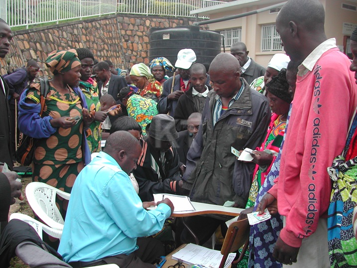 Abavuzi gakondo bavuga ko babangamiwe no guhora bakwa amafaranga yo guhabwa icyangombwa cyo gukora muburyo bwemewe buri mwaka.