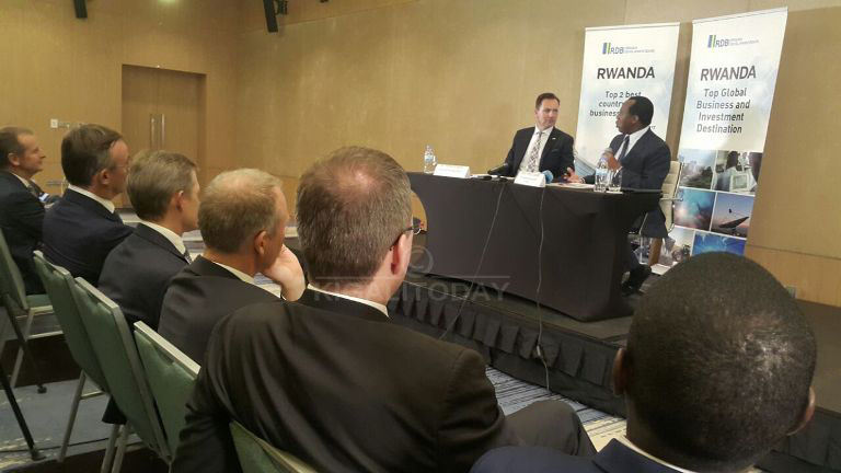 Umuhango wo gusinya amasezerano hagati ya Leta y'u Rwanda n'uruganda rwa Volkswagen witabiriwe n'abantu batandukanye 