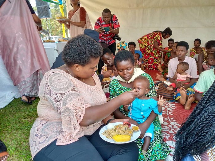 Umuyobozi Nshingwabikorwa w'Akarere ka Kicukiro, Solange Umutesi agaburira abana ifunguro ryateguwe n'Abiru b'i Gahanga