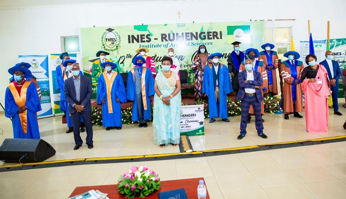 Abayobozi banyuranye n'abarimu bitabiriye uwo muhango