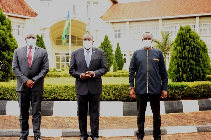 Ubwo Guverineri Gasana n'uwo yasimbuye bahererekanyaga ububasha