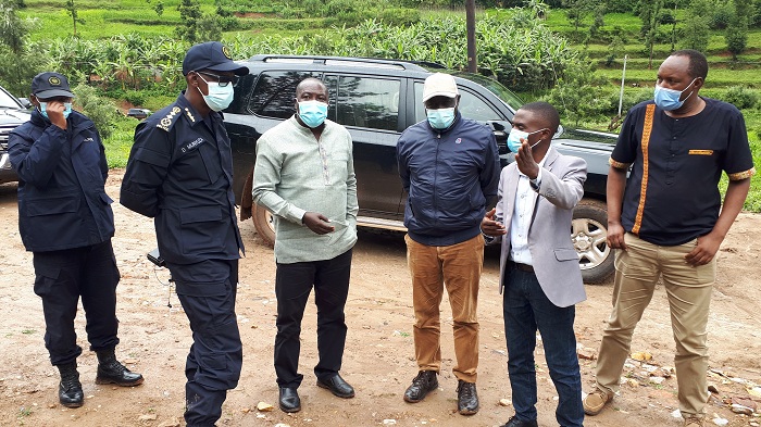 Minisitiri Gatabazi n'abandi bayobozi basura ibikorwa by'ubuvuzi