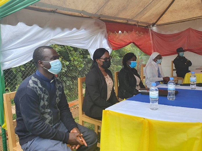 Abayobozi batandukanye bari kumwe na Minisitiri Bayisenge