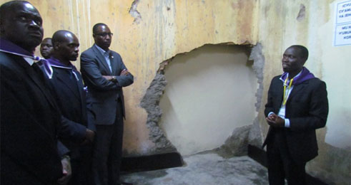 Ba minisitiri Kamanzi na Mitali berekwa icyumba cyatwikiwemo impunzi z