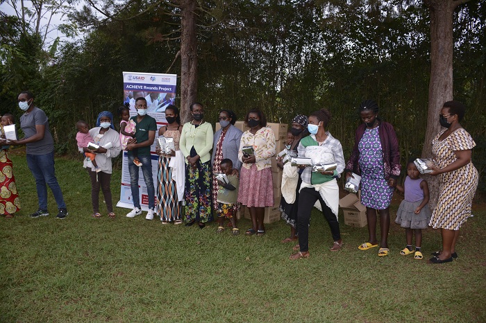 Abayobozi barahumuriza abakobwa babyariye iwabo, babaha n