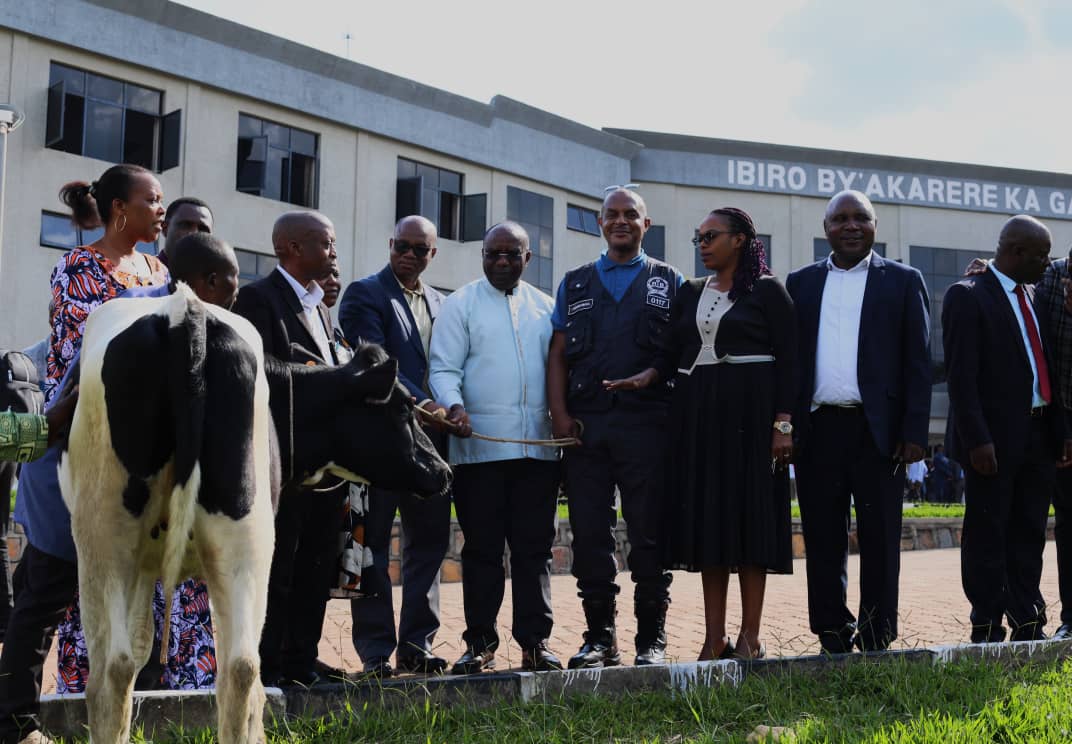 Abayobozi ku nzego zitandukanye bitabiriye iyi nama ni bo bamugabiye