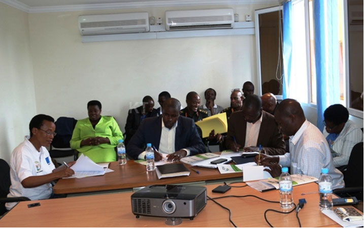 Abayobozi b'uturere basinya amasezerano y'ubufatanye n'umuyobozi wa REMA.