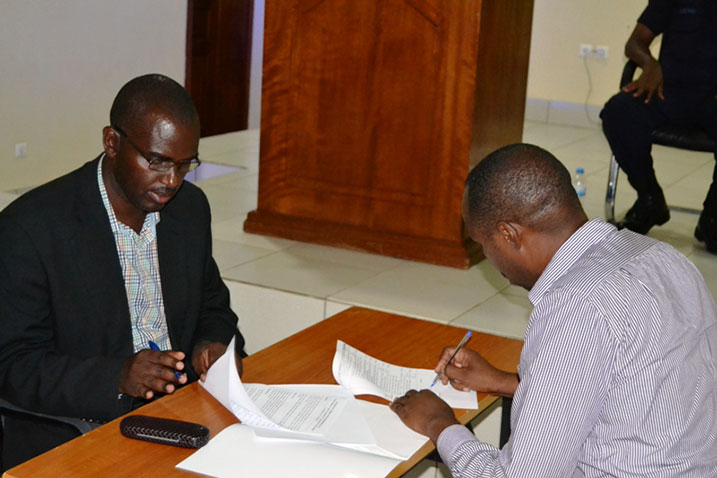 Abayobozi b'uturere bagiranye amasezerano mpinduramikorere n'ab'imirenge, nabo bayagirana n'ab'utugari.