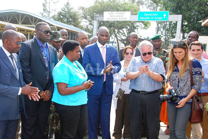 Abayobozi ba Kongo bifatanyije n'u Rwanda gushyira ibuye ry'ifatizo ahazubakwa One Stop border post.