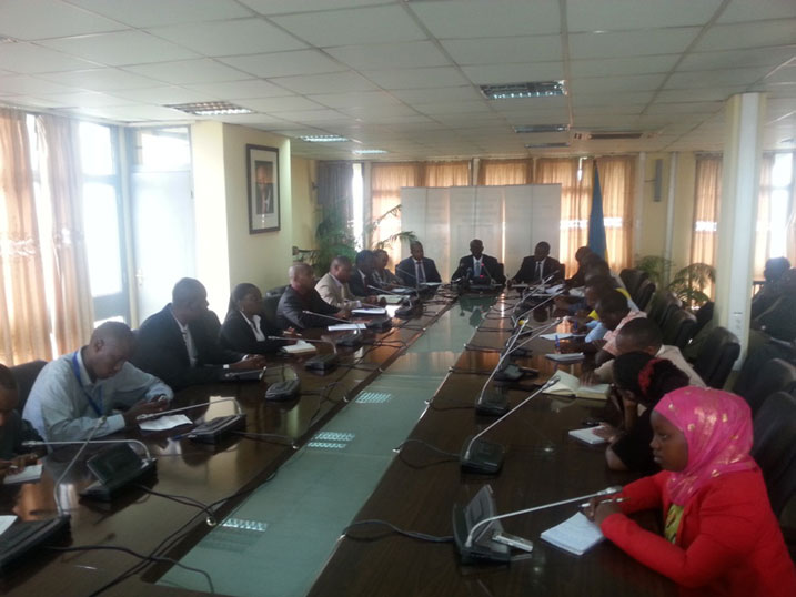 Abayobozi ba Mineduc n'aba REB batangariza inota fatizo bagendeyeho baha abanyeshuri ibigo.