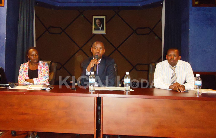 Abayobozi ba Rwanda Revenue bahugura abafasha abacuruzi gutanga imisoro.