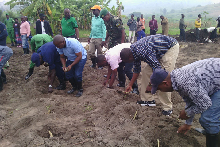 Abayobozi babimburiye abandi mu kwerekana uko iterwa.