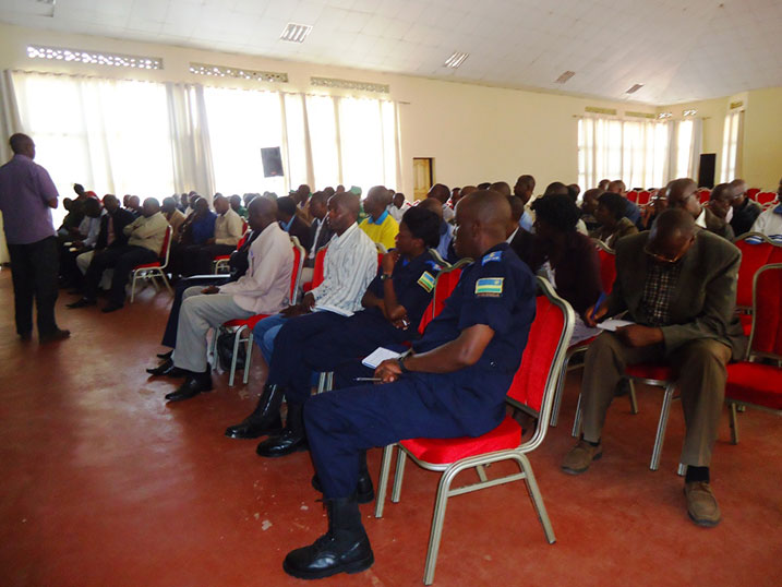 Abayobozi mu nzego zinyuranye bari guhugurwa ku byiciro by'ubudehe ngo bazafashe abaturage kubikora mu buryo bukwiye.