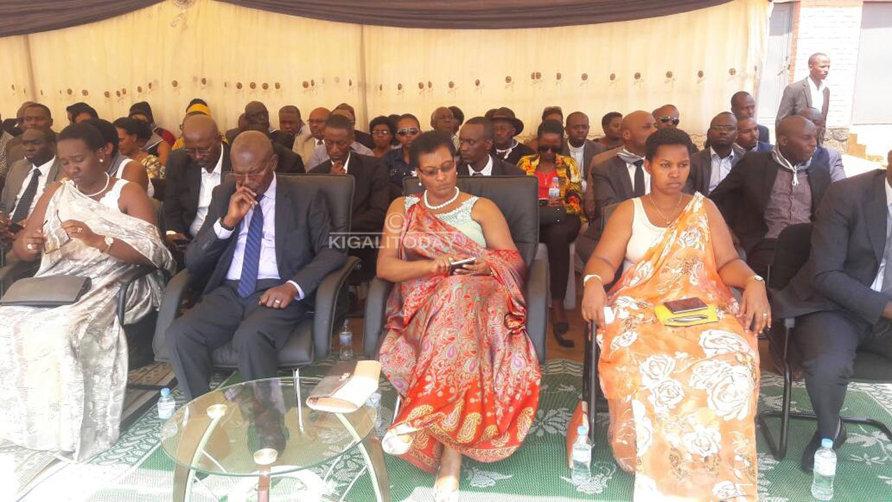 Abayobozi bakuru baje kwifatanya n'Abanyabugesera.