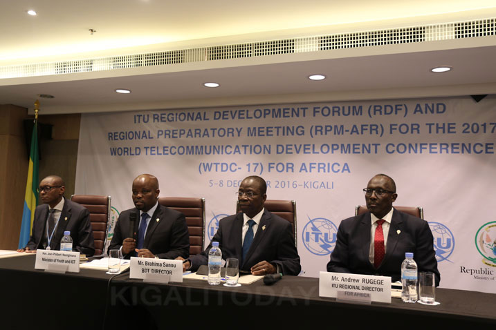 Abayobozi banyuranye baganira n'abanyamakuru