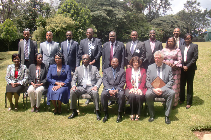 Abayobozi banyuranye bari bari muri iyo nama bafata ifoto y'urwibutso.