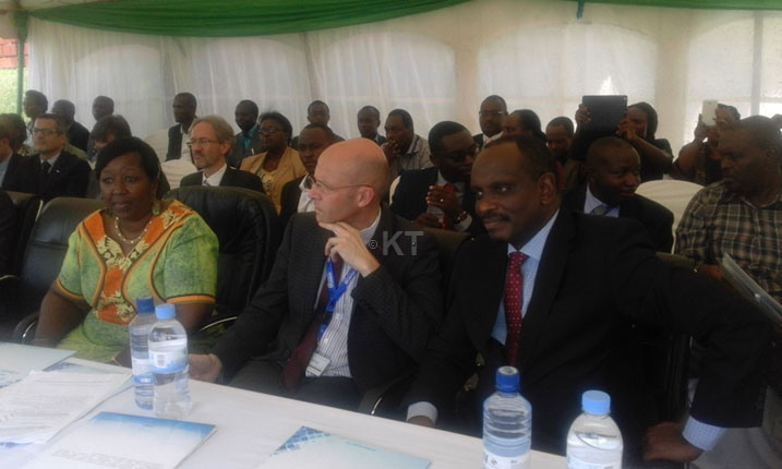 Abayobozi bitabiriye umuhango wo gushyiraho itafari ry'ifatizo.