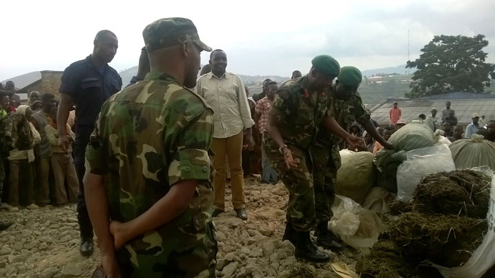 Abayobozi bari gutandukanya urumojyi ngo rutwikwe.