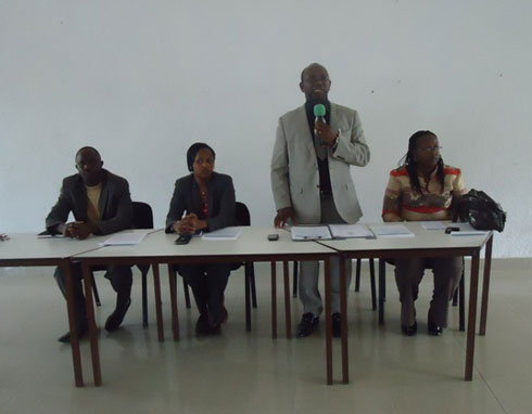 Umuyobozi wa INES- Ruhengeri (uhagaze) n'umunyamabanga muri Minisiteri y'urubyiruko (ibumoso bwe) bari mu batanze ibiganiro.