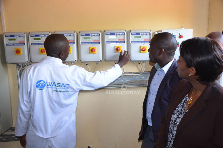 Abayobozi basobanurirwa imikorere y'uruganda rw'amazi.