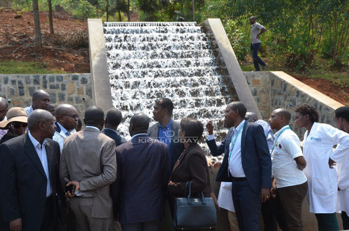 Abayobozi basura uruganda rw'amazi rwa Nkombo.