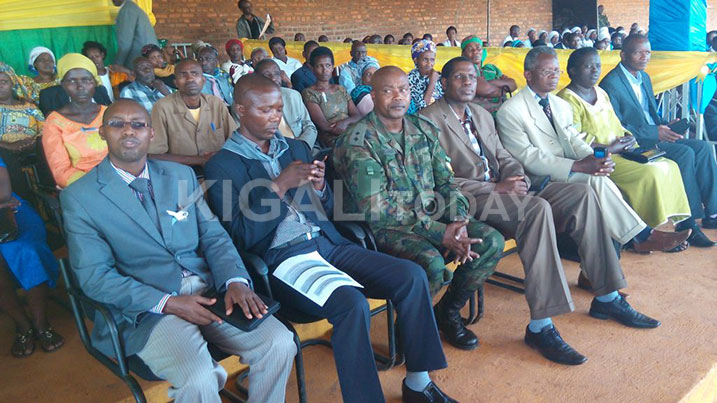 Abayobozi batandukanye bifatanyije n'itorero ADEPER kwibuka abazize Jenoside baguye mu rwunge rw'amashuri rwa Gihundwe.