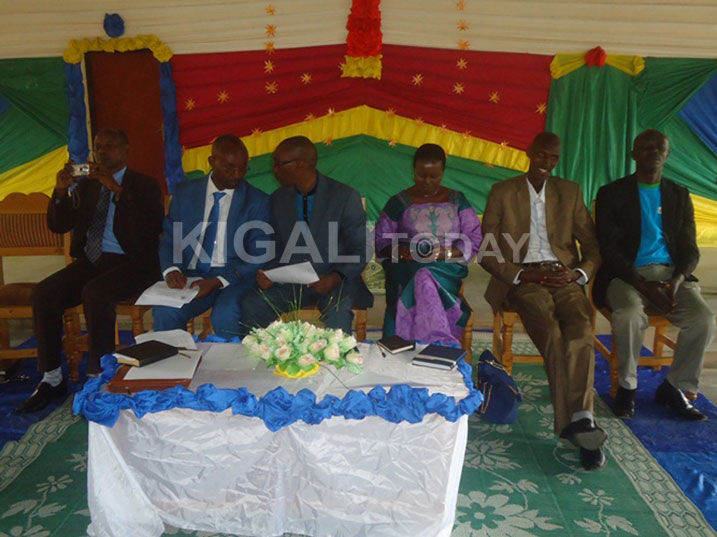 Abayobozi batandukanye basabye abakuze kudaterwa ipfunwe no kugana amasomero.