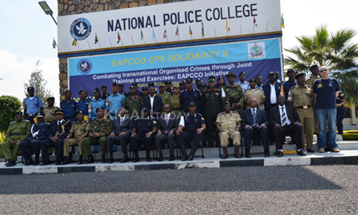 Abayobozi bitabiriye umuhango wo gufungura aya mahugurwa ya EAPCCO bafata ifoto y'urwibutso.