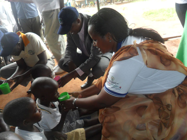 Abayobozi mu muhango wo guha abana amata.